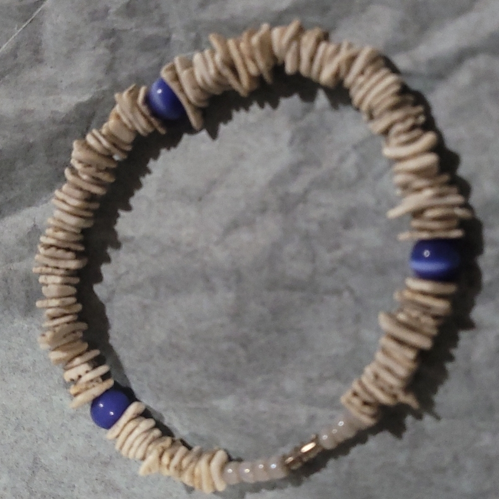 Puca Shell and lapis bead bracelet